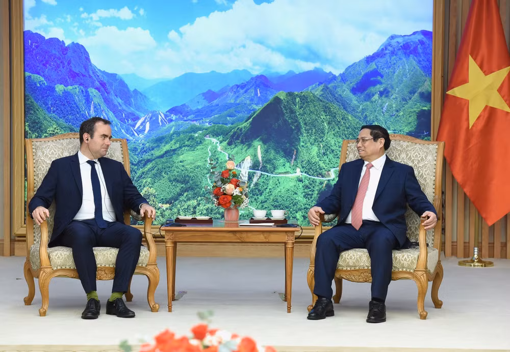 Thủ tướng Phạm Minh Chính tiếp Bộ trưởng Quân đội Cộng hòa Pháp Sébastien Lecornu.