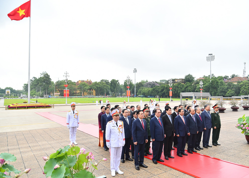 Các đồng chí lãnh đạo, nguyên lãnh đạo Đảng, Nhà nước thành kính tưởng nhớ công lao to lớn của Chủ tịch Hồ Chí Minh.