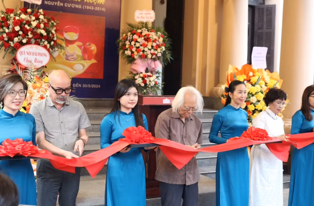 Các đại biểu cắt băng khánh thành buổi triển lãm.