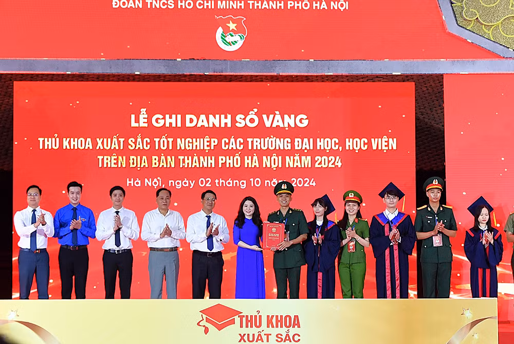 Đồng chí Chu Hồng Minh tiếp nhận sổ vàng ghi danh các thủ khoa xuất sắc năm 2024.