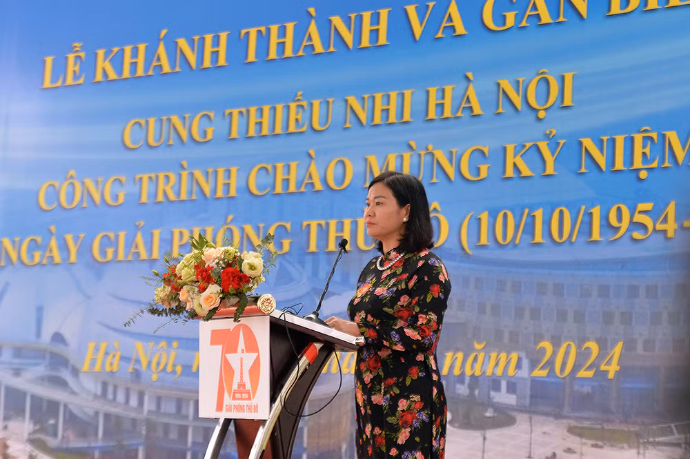 Đồng chí Nguyễn Thị Tuyến phát biểu ý kiến tại buổi lễ.