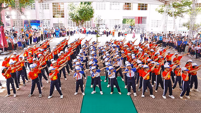 Không khí tươi vui, sôi nổi tại ngày hội.