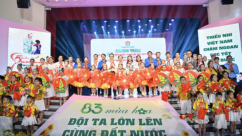 Đại diện các bộ, ban, ngành, đoàn thể cùng thiếu nhi chụp hình lưu niệm tại buổi lễ.