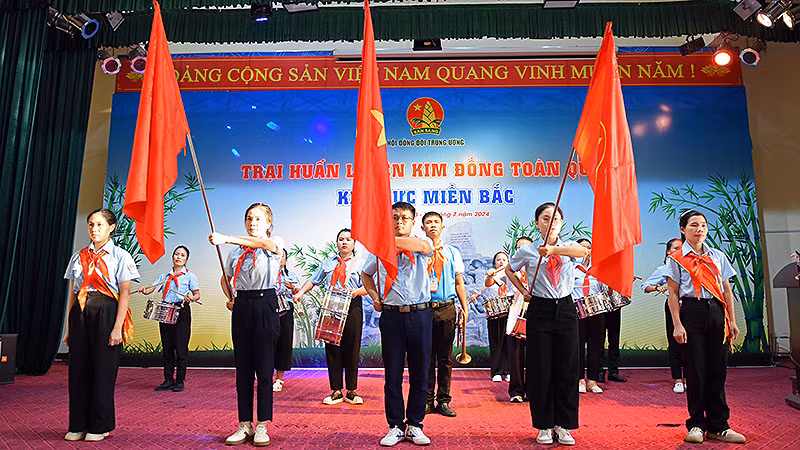 Các nghi thức truyền thống của Đội Thiếu niên Tiền phong Hồ Chí Minh tại buổi lễ.