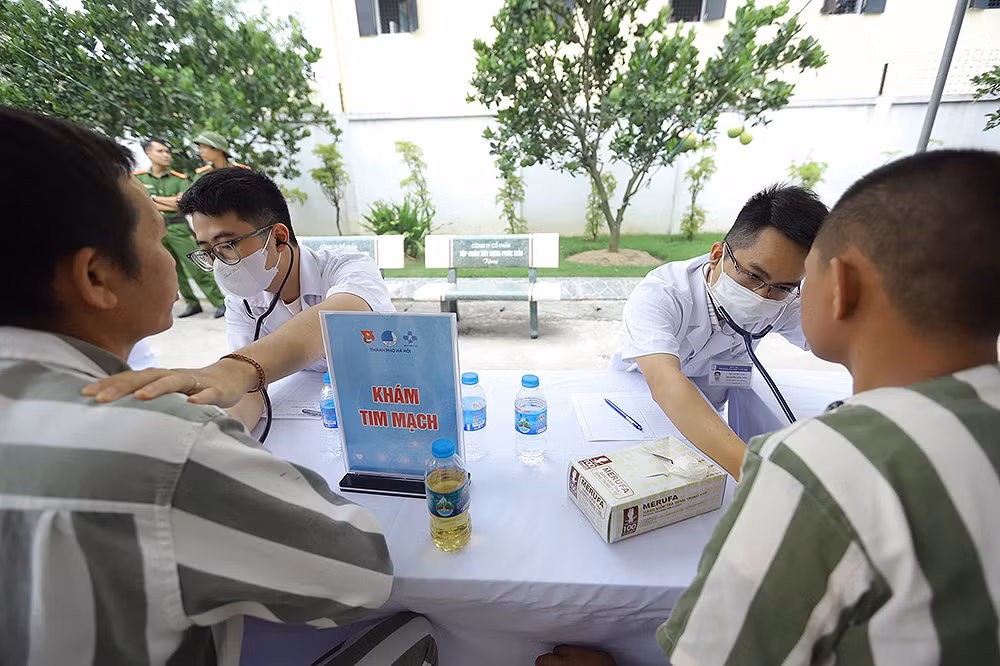 Các y, bác sĩ trẻ tình nguyện khám bệnh cho phạm nhân. Các y, bác sĩ trẻ tình nguyện khám bệnh cho phạm nhân.