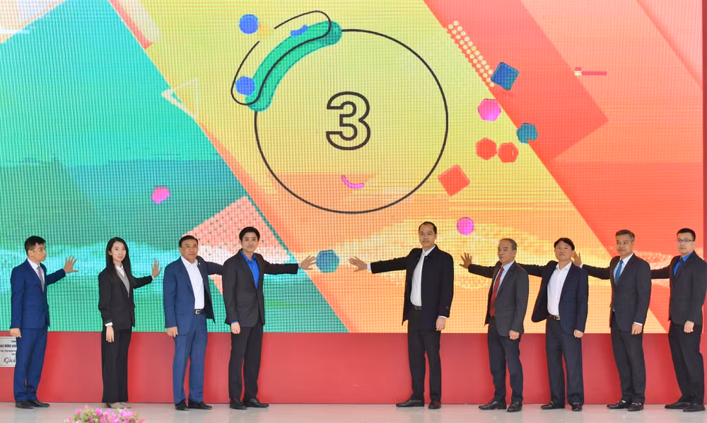 Đại diện Ban tổ chức và các đơn vị liên quan thực hiện nghi thức khai mạc Ngày hội.