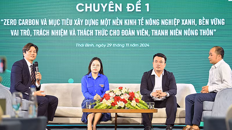 Các diễn giả, đại diện thanh niên khởi nghiệp nông nghiệp chia sẻ ý kiến tại Diễn đàn.