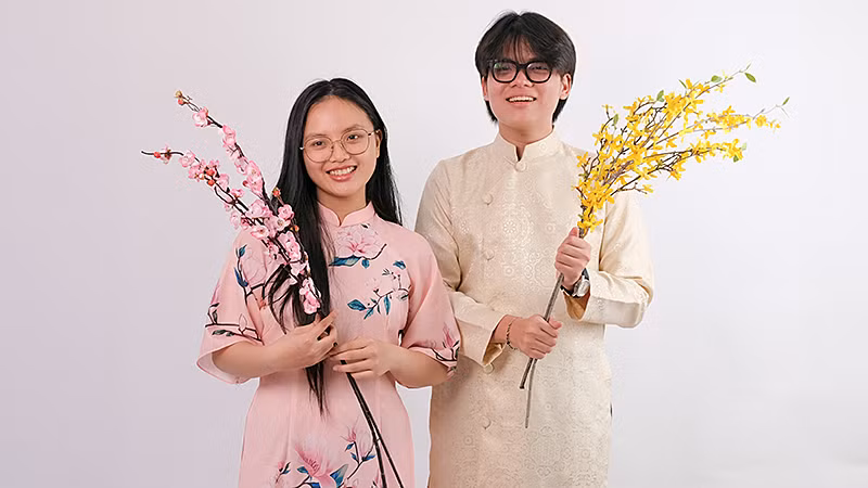 Cô nữ sinh với bảng thành tích tiếng Anh "khủng" Nguyễn Ngọc Minh Anh (bên trái). (Ảnh: Nhân vật cung cấp)