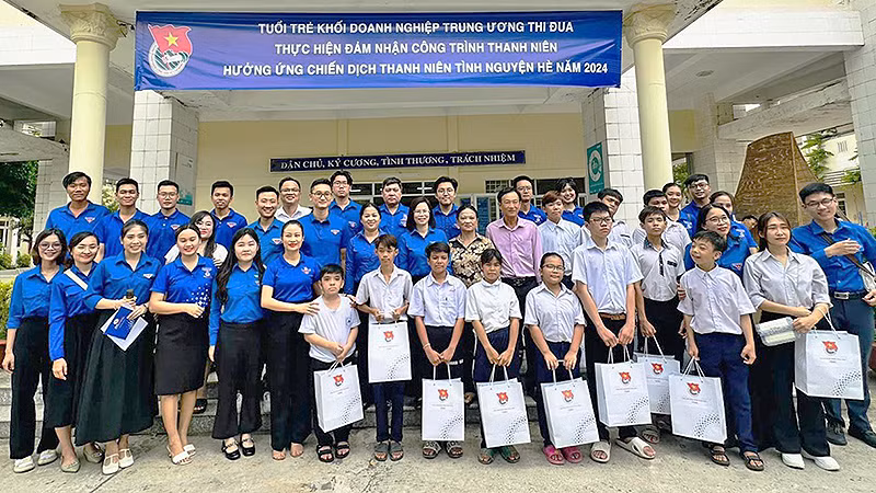 Đoàn viên, thanh niên Khối Doanh nghiệp Trung ương trao quà tặng thiếu nhi hoàn cảnh khó khăn trong khuôn khổ các chương trình tình nguyện hè năm nay.