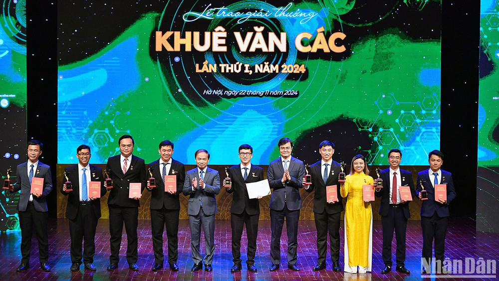 Phó Trưởng Ban Thường trực Ban Dân vận Trung ương Phạm Tất Thắng và Bí thư thứ nhất Trung ương Đoàn Bùi Quang Huy (lần lượt thứ 5 và 7 từ trái sang) trao Giải thưởng Khuê Văn Các lần thứ nhất tặng 9 nhà khoa học trẻ xuất sắc.