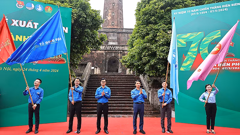 Bí thư Thứ nhất Trung ương Đoàn Bùi Quang Huy và Bí thư Thường trực Trung ương Đoàn (lần lượt thứ 3 và 4 từ trái sang) trao trao cờ lệnh xuất quân cho 4 đồng chí Bí thư Trung ương Đoàn, trưởng các đoàn hành trình tại buổi lễ. 