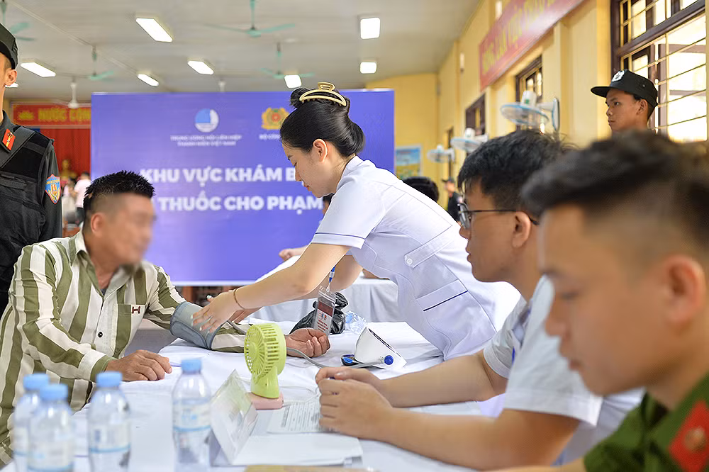 Y, bác sĩ thành viên Hội Thầy thuốc trẻ Việt Nam khám bệnh, tư vấn sức khỏe cho phạm nhân.