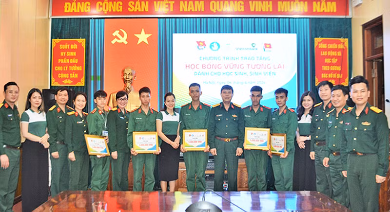 Học bổng "Vững tương lai" được trao đến tay các chiến sĩ lực lượng vũ trang.