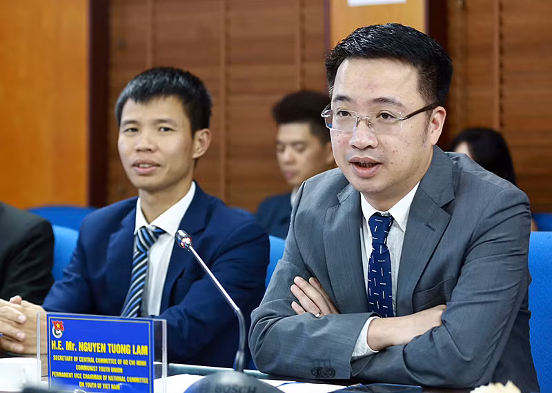 Đồng chí Nguyễn Tường Lâm trao đổi thông tin tại buổi làm việc.