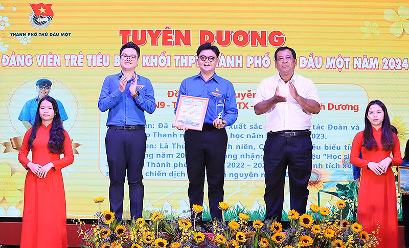 Nguyễn Gia Huy (đứng giữa) được tuyên dương là "Đảng viên trẻ tiêu biểu" Khối trung học phổ thông thành phố Thủ Dầu Một năm 2024.