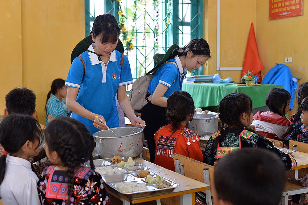 Khép lại chương trình là bữa cơm đầm ấm trong khuôn khổ hoạt động "Nấu ăn cho em". Khép lại chương trình là bữa cơm đầm ấm trong khuôn khổ hoạt động "Nấu ăn cho em".