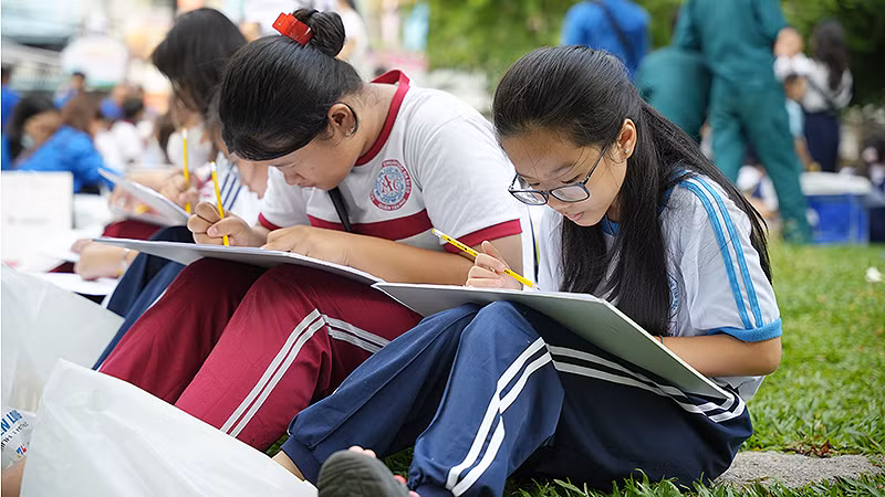 Các bạn nhỏ say mê thể hiện "sắc màu tình nguyện" tại ngày hội.