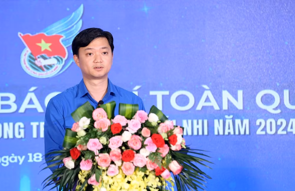 Đồng chí Nguyễn Minh Triết, Bí thư Trung ương Đoàn, Chủ tịch Hội Sinh viên Việt Nam đại diện Hội đồng Giám khảo Giải báo chí phát biểu ý kiến tại buổi lễ.