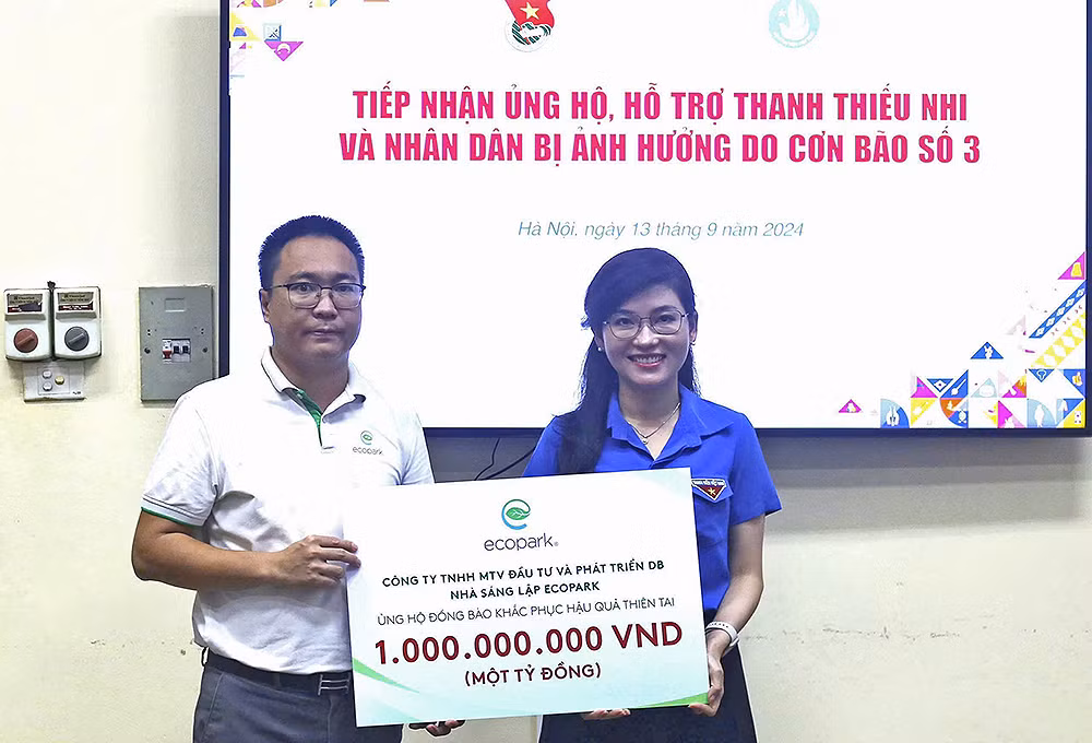 Đại diện các nhà hảo tâm trao tượng trưng nguồn lực tại buổi tiếp nhận.