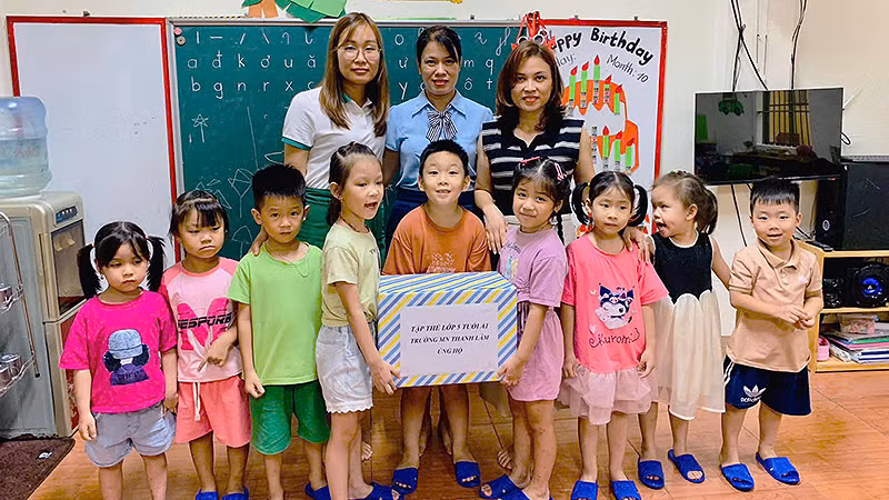 Các cô giáo và học sinh Trường Mầm non Thanh Lâm quyên góp xà phòng sát khuẩn.