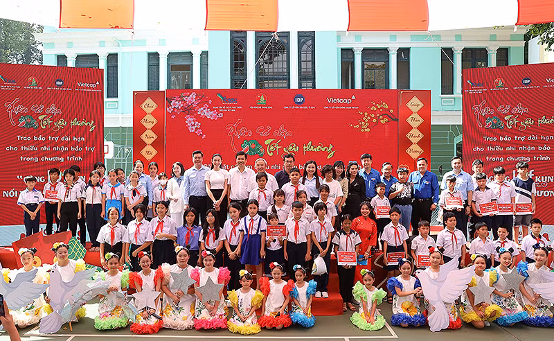 Đại diện Ban tổ chức cùng các em nhỏ chụp ảnh lưu niệm tại chương trình.