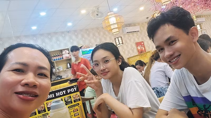 Trần Minh Đạt cùng mẹ và chị gái. (ảnh do nhân vật cung cấp)