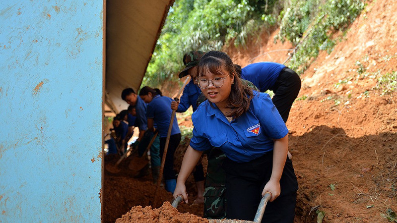 Đoàn viên, thanh niên tình nguyện khắc phục hậu quả bão số 3 tại các địa phương vùng cao.