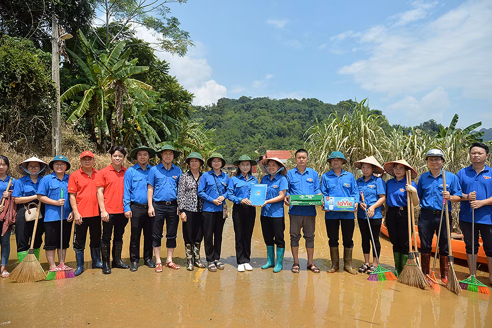 Đồng chí Nguyễn Phạm Duy Trang (thứ 8 từ phải qua) trao nguồn lực hỗ trợ tình nguyện viên.