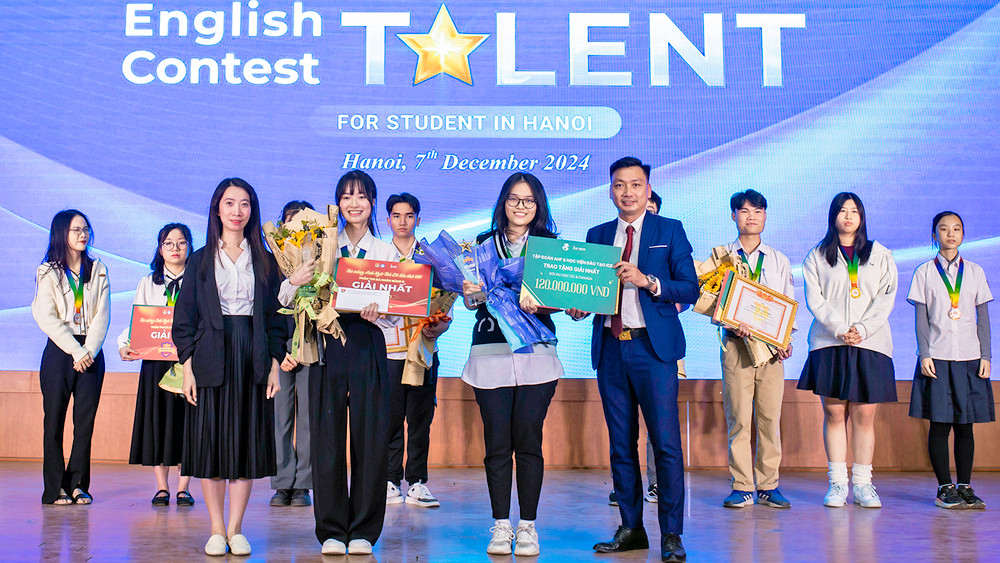 Phó Chủ tịch Hội Sinh viên thành phố Hà Nội Vũ Thị Minh Hằng và đại diện những đơn vị liên quan trao giải nhất cá nhân tặng các thí sinh xuất sắc ở 2 bảng đấu.