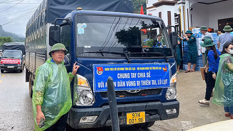 Đoàn công tác của Tỉnh đoàn, Hội Doanh nhân trẻ tỉnh Bắc Kạn tiếp cận vùng lũ, hỗ trợ người dân vượt qua ảnh hưởng của thiên tai.