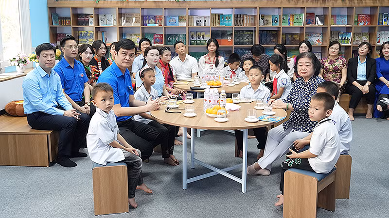 Các đồng chí Trương Mỹ Hoa, Bùi Quang Huy và đại diện các bộ, ngành, đoàn thể liên quan cùng thiếu nhi tại công trình. 