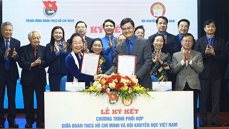 Các đồng chí Nguyễn Thị Doan, Bùi Quang Huy trao đổi biên bản ký kết tại buổi lễ.