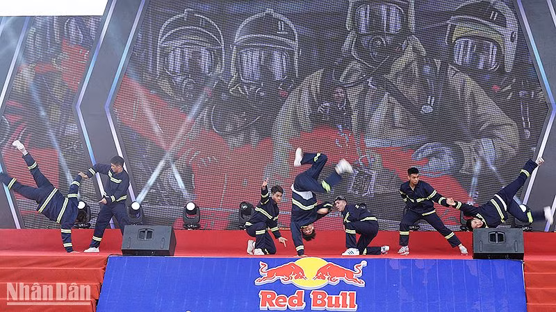 Hóa thân vào hình tượng các chiến sĩ phòng cháy, chữa cháy, người lao động trẻ tri ân những người chống lại "giặc lửa" tại cuộc thi "Tìm kiếm tài năng thanh niên công nhân" trong khuôn khổ Ngày hội.