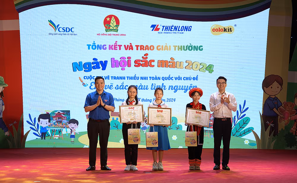 Đồng chí Lê Anh Quân (ngoài cùng bên trái) và đại diện Thành đoàn Hải Phòng trao các giải nhì của cuộc thi.