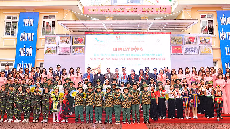 Các đại biểu chụp ảnh lưu niệm tại buổi lễ.