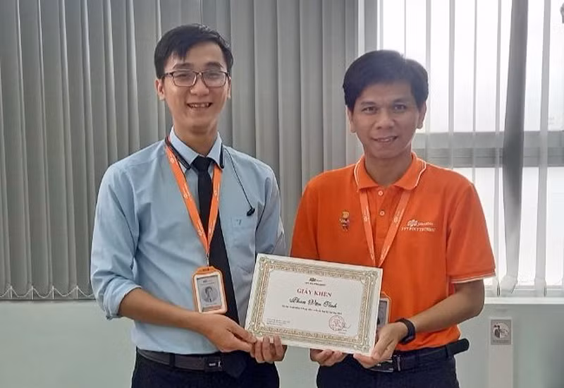 Thầy Phan Văn Tính (bên trái) đạt danh hiệu Giảng viên xuất sắc học kỳ năm 2023.