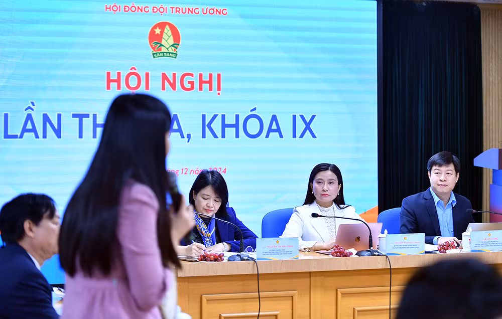 Chủ tọa hội nghị lắng nghe ý kiến của các đại biểu.