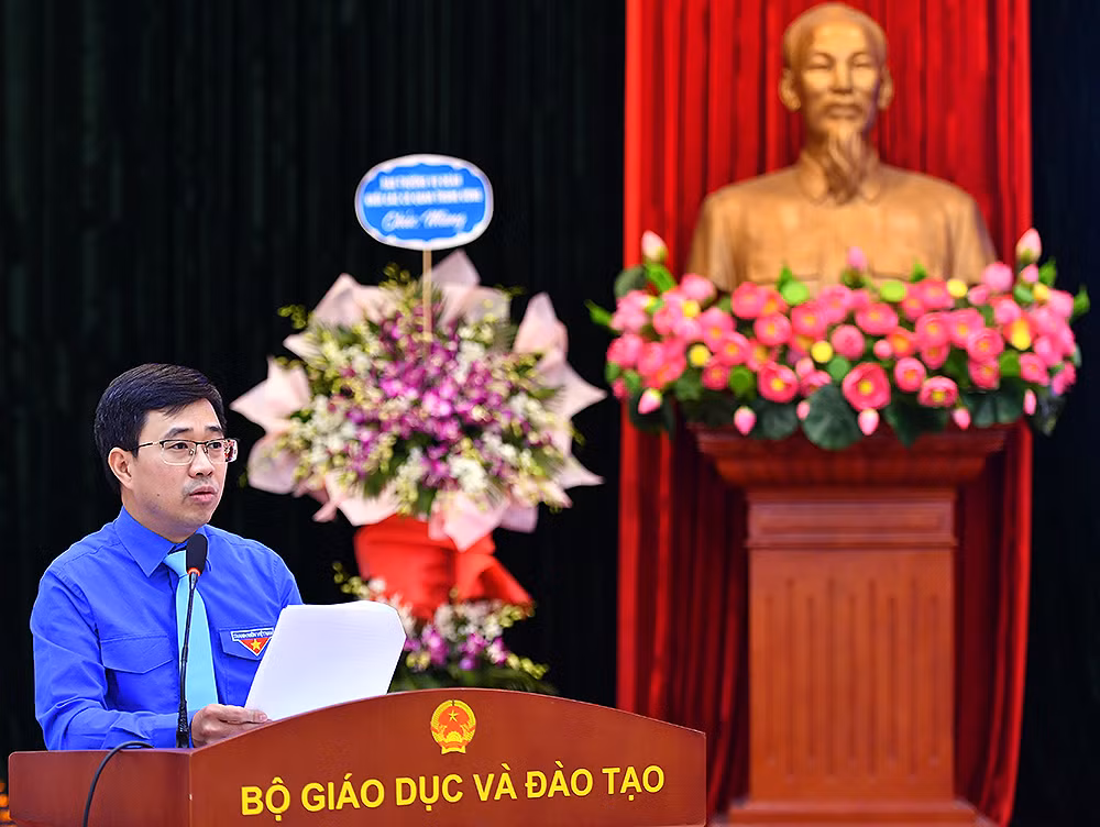 Đồng chí Bùi Hoàng Tùng phát biểu ý kiến tại chương trình.