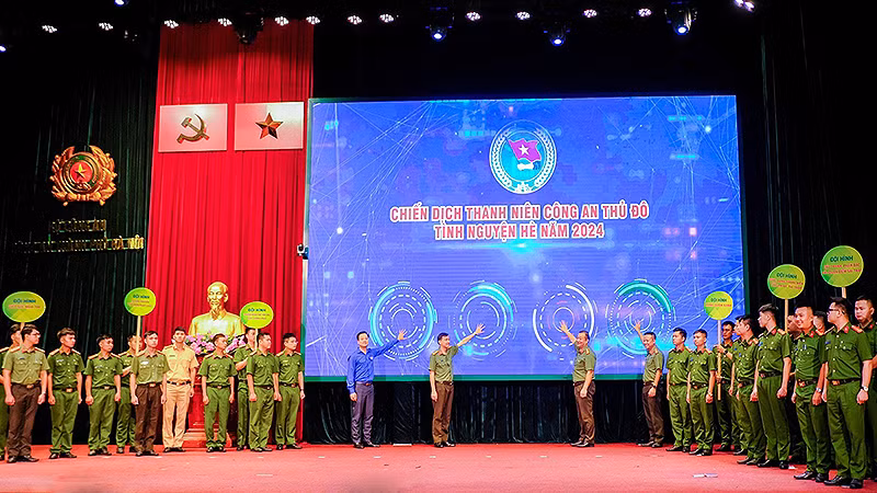 Đại điện Đoàn Thanh niên Công an Thành phố Hà Nội và các đơn vị liên quan thực hiện nghi lễ ra quân Chiến dịch.