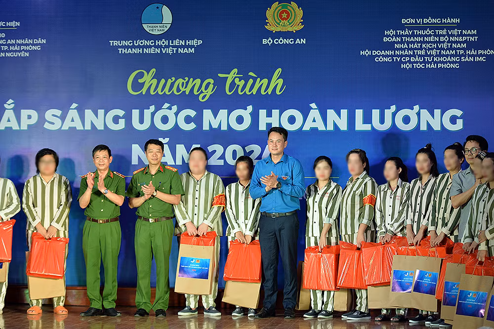 Đại diện Ban Tổ chức trao quà tặng các phạm nhân hoàn cảnh khó khăn, rèn luyện, cải tạo tốt.