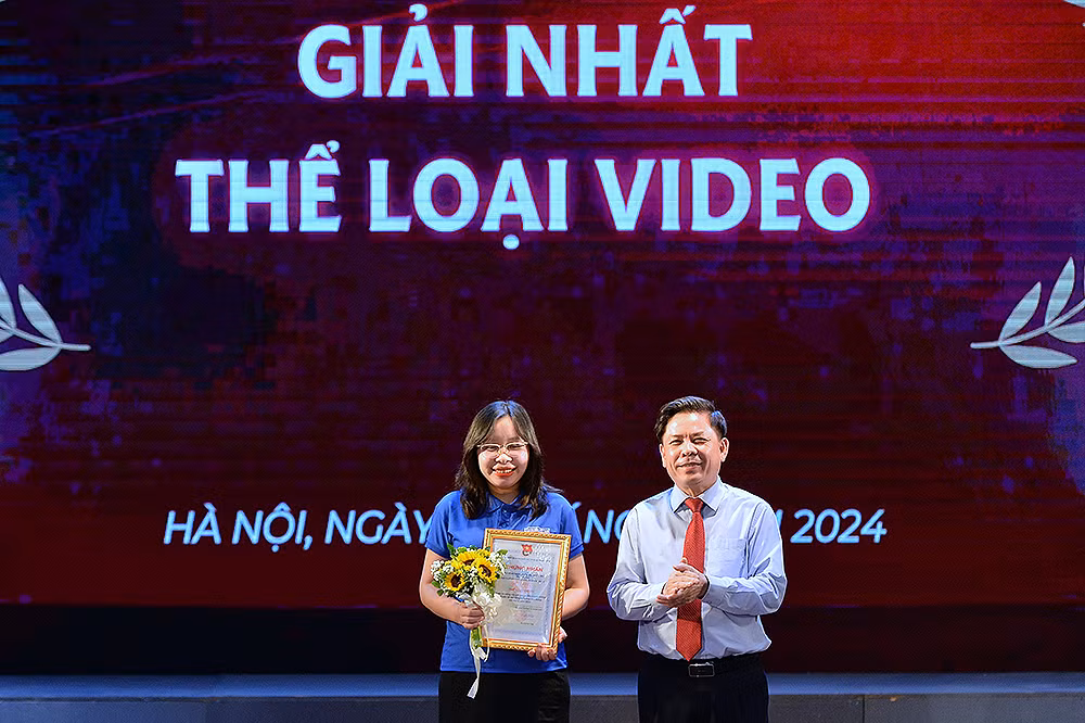 Đồng chí Nguyễn Văn Thể trao giải Nhất thể loại Video tặng đại diện nhóm tác giả từ Truyền hình Quốc hội.