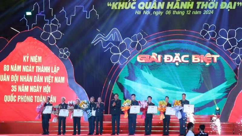 Các đồng chí đại diện Ban tổ chức trao giải Đặc biệt tặng các tác giả xuất sắc. 