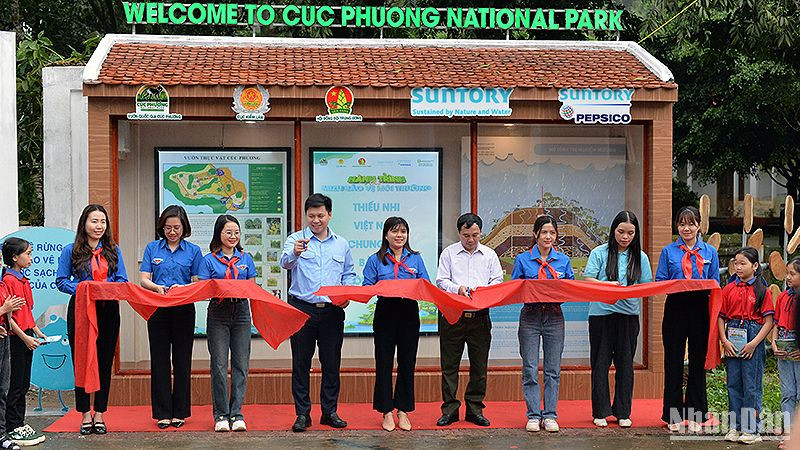 Đại diện Hội đồng Đội Trung ương, các đơn vị liên quan và thiếu nhi địa phương cùng thực hiện nghi lễ khánh thành “Góc thông tin bảo vệ môi trường Mizuiku”.