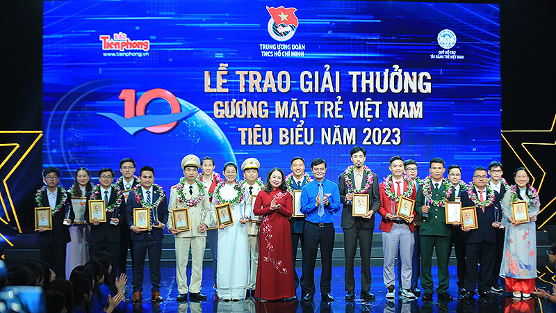 Quyền Chủ tịch nước Võ Thị Ánh Xuân (áo đỏ, ở giữa) và Bí thư thứ nhất Trung ương Đoàn Bùi Quang Huy trao phần thưởng tặng các Gương mặt trẻ Việt Nam tiêu biểu, triển vọng năm 2023 tại buổi lễ.