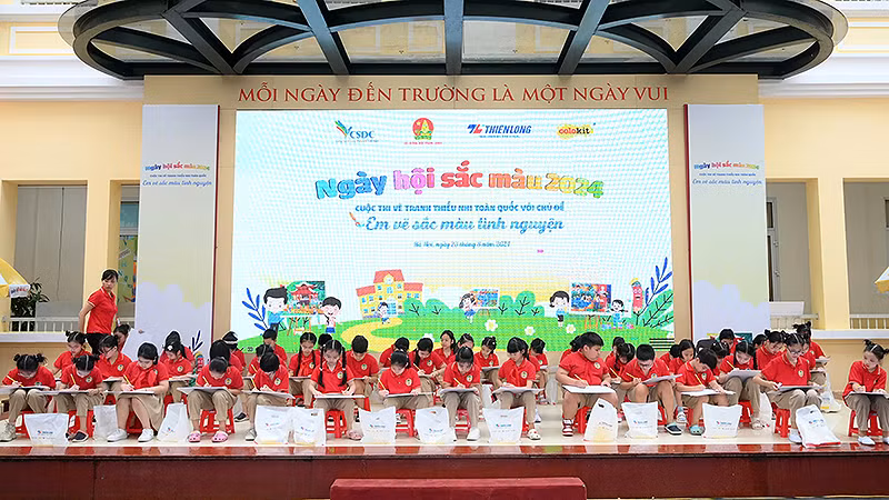 Học sinh Trường tiểu học chất lượng cao Tràng An tham gia vẽ tranh tại ngày hội.