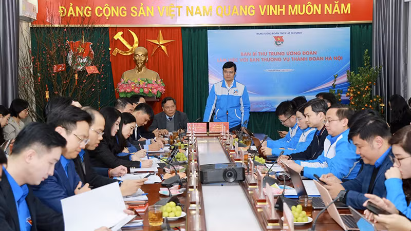 Đồng chí Bùi Quang Huy điều hành buổi làm việc.