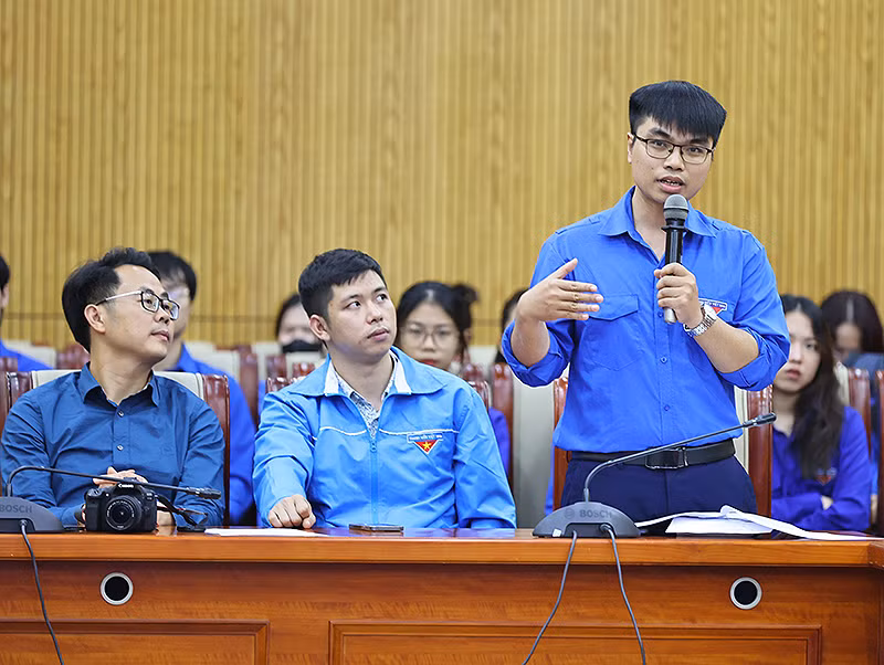 Đại diện Đoàn Thanh niên Báo Nhân Dân đóng góp ý kiến tại Diễn đàn.