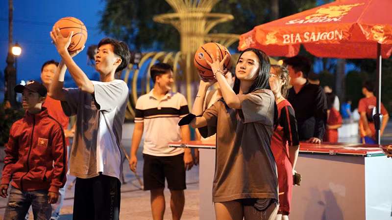 Người dân hào hứng tham gia các hoạt động. 