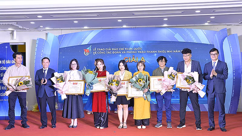 Các đồng chí đại diện Ban tổ chức Giải báo chí trao giải A tặng nhóm tác giả Báo Tiền Phong.