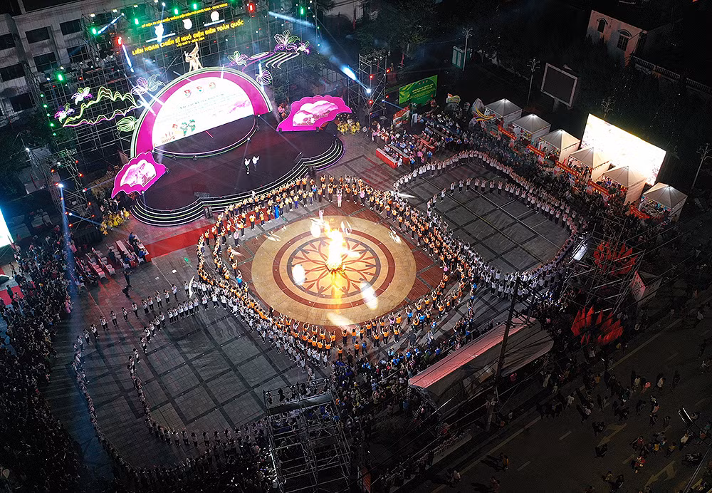 Tiết mục múa xòe tại Liên hoan nhìn từ trên cao.